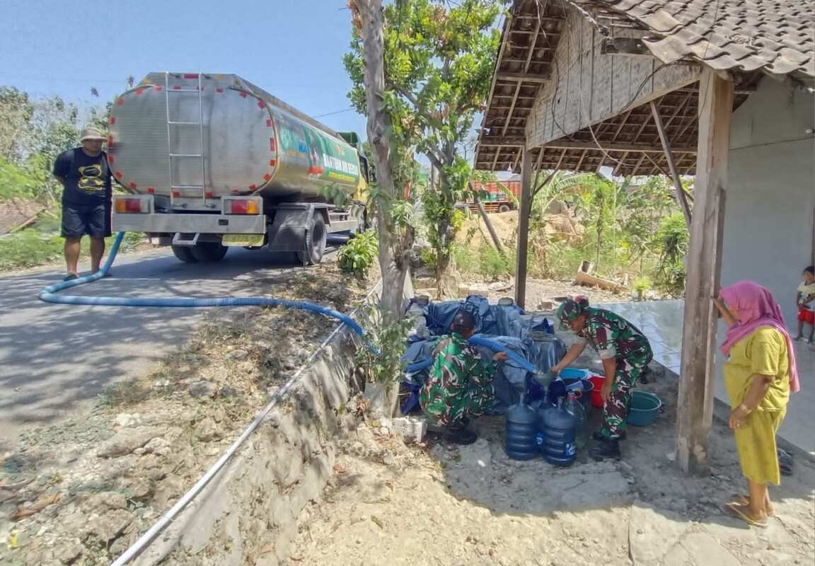 TNI Hadir di Tengah Kekeringan, Kodim Bojonegoro Salurkan Ribuan Liter Air Bersih untuk Warga