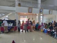 Aipda Ilyas Kawal Penyaluran Bantuan Beras Kemensos untuk Penerima di Sukamulya