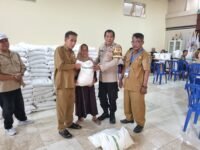 Bhabinkamtibmas Sukadamai Amankan Penyaluran Bantuan Beras Kemensos untuk 649 Warga