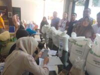Bhabinkamtibmas Aipda Hartanto Amankan Penyaluran Beras Kemensos kepada Penerima di Dukuh