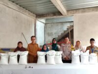 Bhabinkamtibmas Desa Pasir Jaya Aiptu Budiansyah Kawal Penyaluran Bantuan Beras untuk Warga