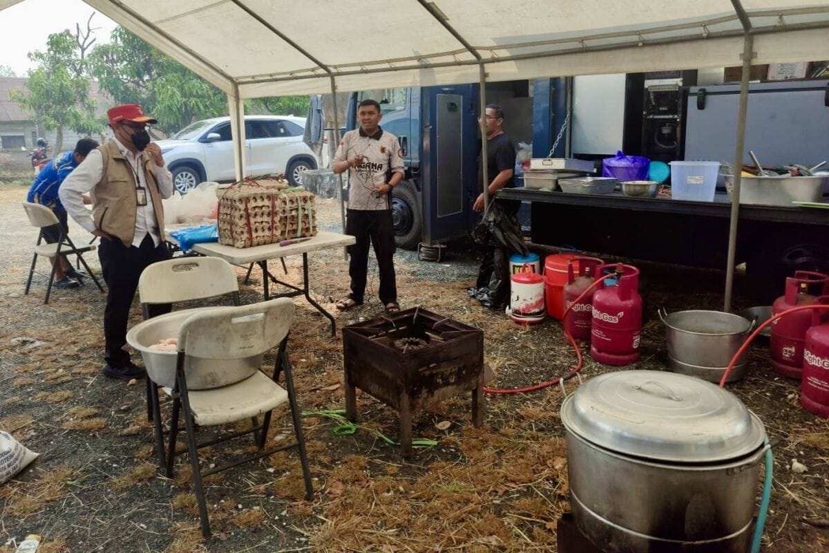 Dinsos Kalsel dirikan dapur umum sediakan makan bagi satgas karhutla