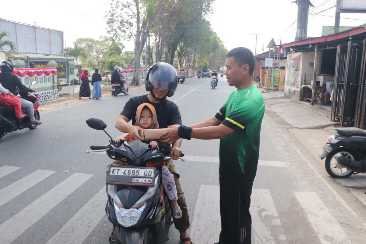IMG_4175 Jum'at Berkah Kodim 0908/Bontang, Tebar Kebaikan Hadirkan Senyum Masyarakat