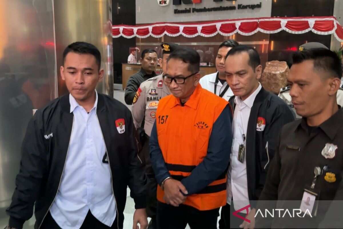 KPK tahan Kepala Bea Cukai Kediri Gatot Heroe Hernanda KPK tahan Kepala Bea Cukai Kediri Gatot Heroe Hernanda