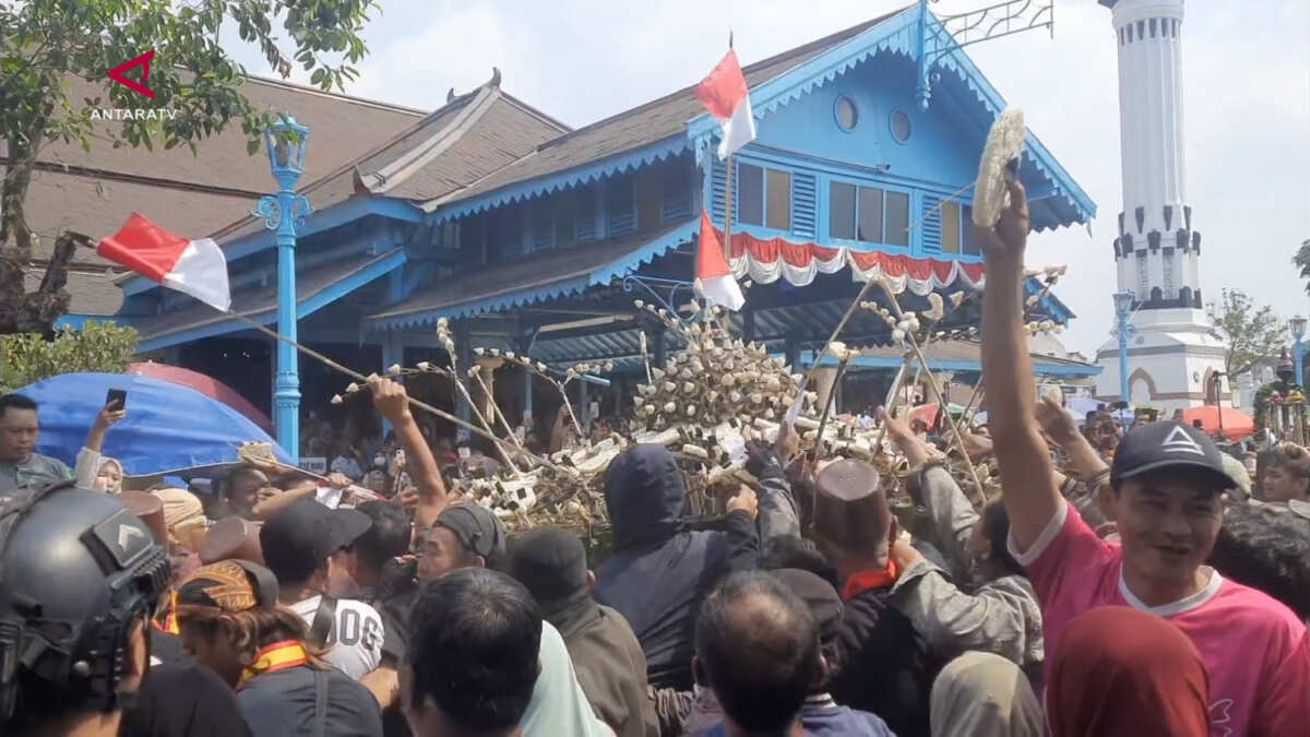 Berburu berkah, berebut gunungan dalam Grebeg Maulud di Solo