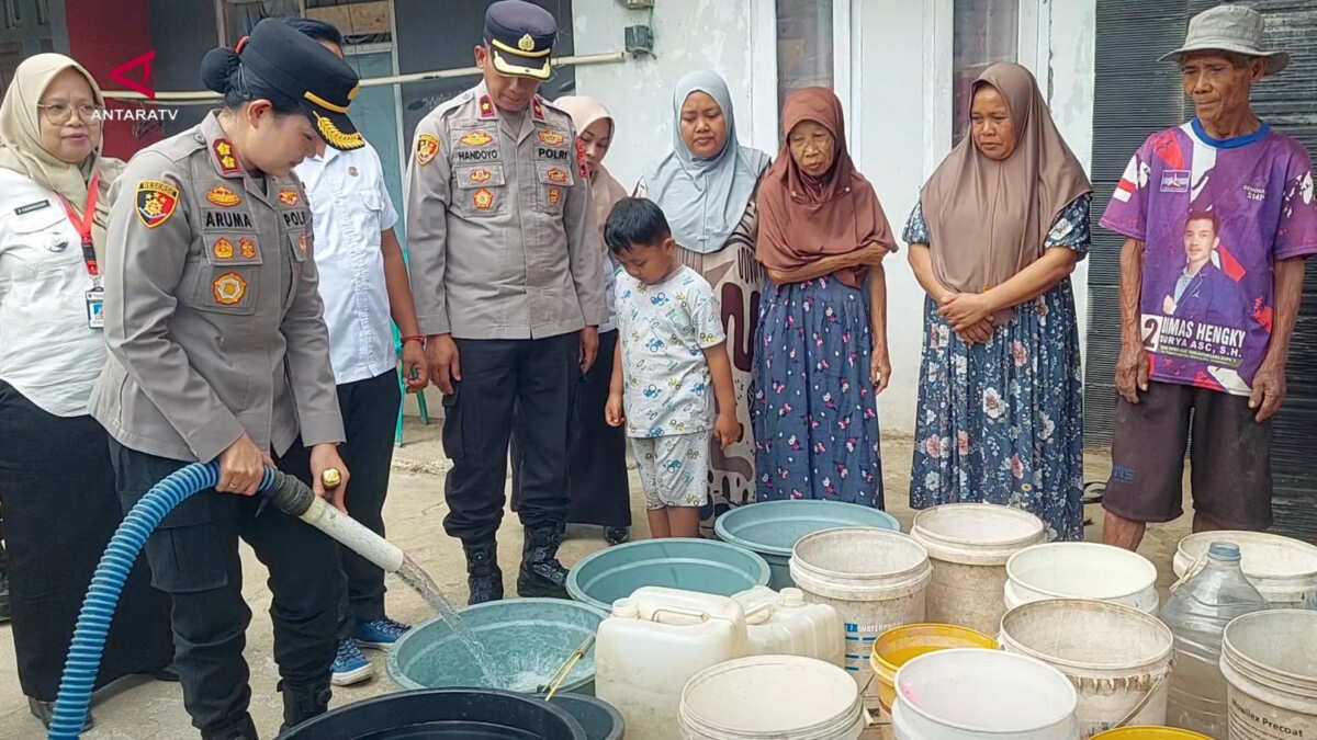 Polres Banjarnegara salurkan 35.000 liter air bersih ke warga Kaliajir