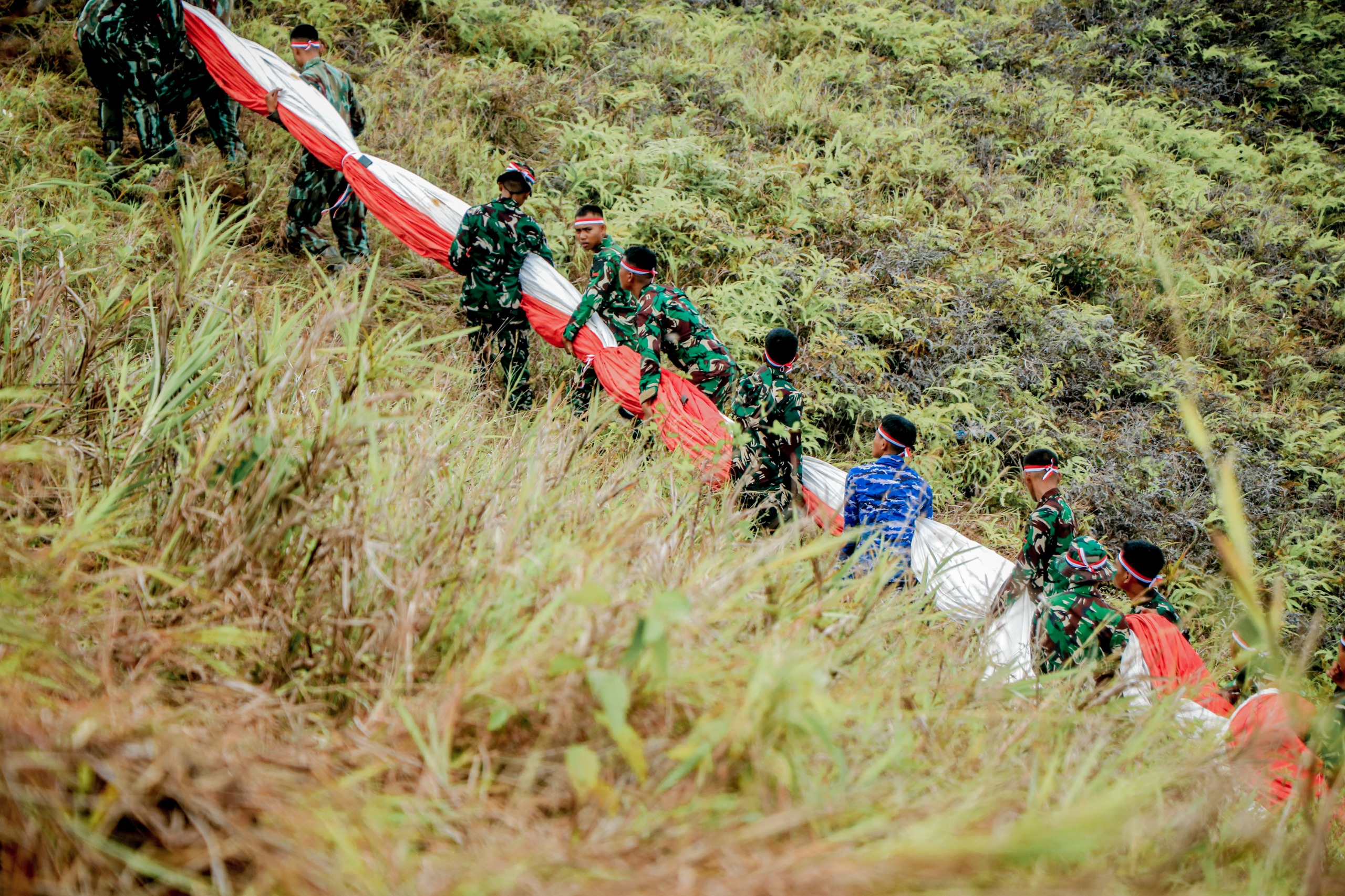 WhatsApp Image 2026-08-10 at 17.01.42 Sang Merah Putih Terbesar di Indonesia Berkibar di Puncak Gunung Cycloop, Koops TNI Habema : Gegap Gempita Damai Persatuan dari Tanah Cenderawasih