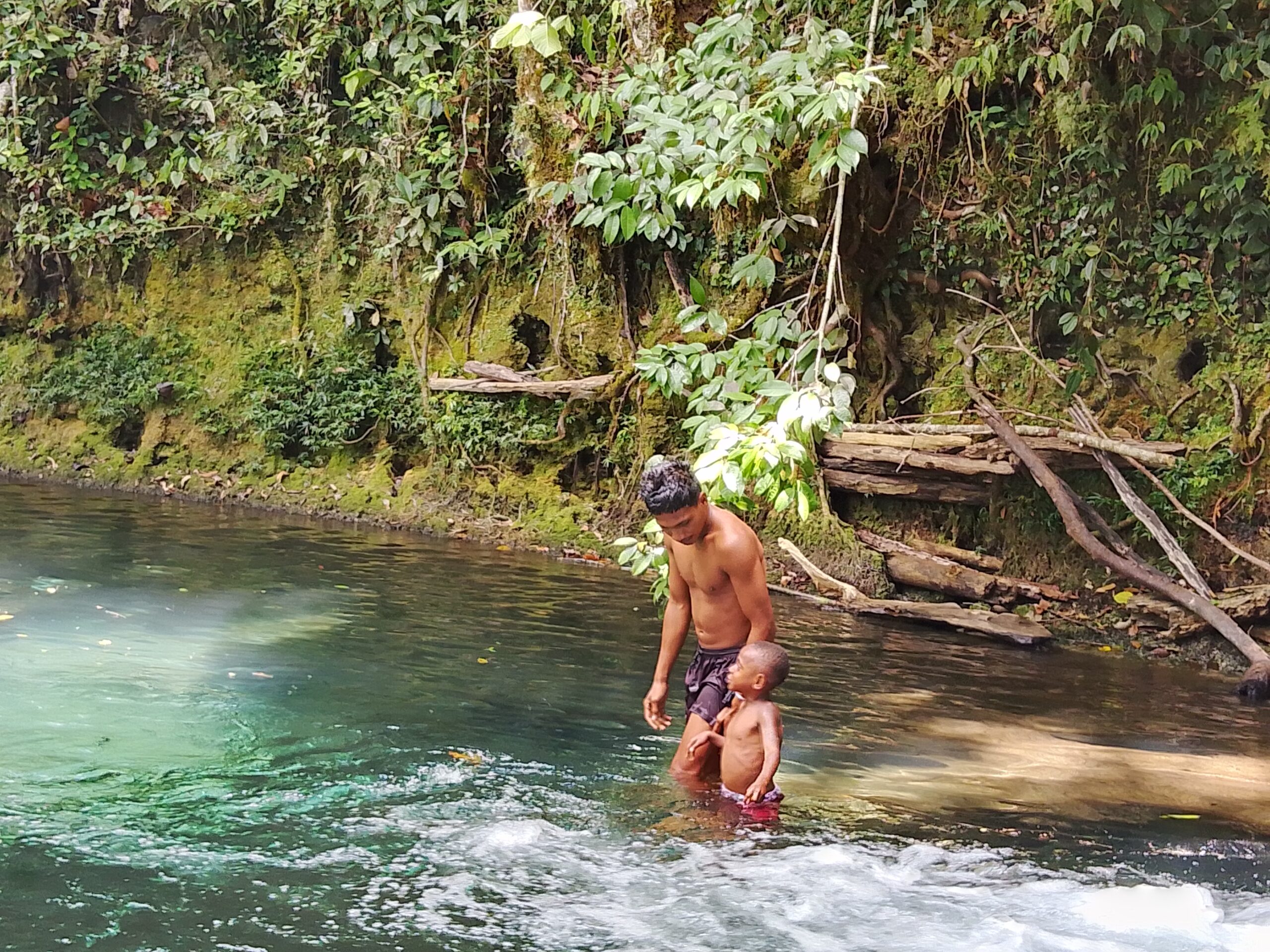 Keseruan Anak Anak Kp. Sesor menikmati Air Terjun, TMMD Ke-129 Buka Akses Wisata, Tangga Menuju Air Terjun Kini Lebih Nyaman Dilalui