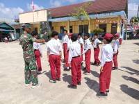 Babinsa Koramil 0908-03/Anggana Berikan Pelatihan PBB kepada Siswa SDN 003 Anggana