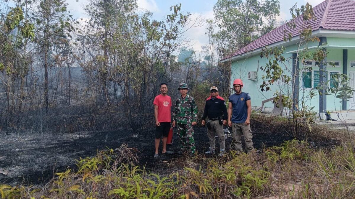 WhatsApp Image 2026-08-22 at 16.58.53 (1) Babinsa Koramil 0908-01/Loktuan Bersama Damkar Bersinergi Padamkan Karhutla di Kelurahan Bontang Lestari