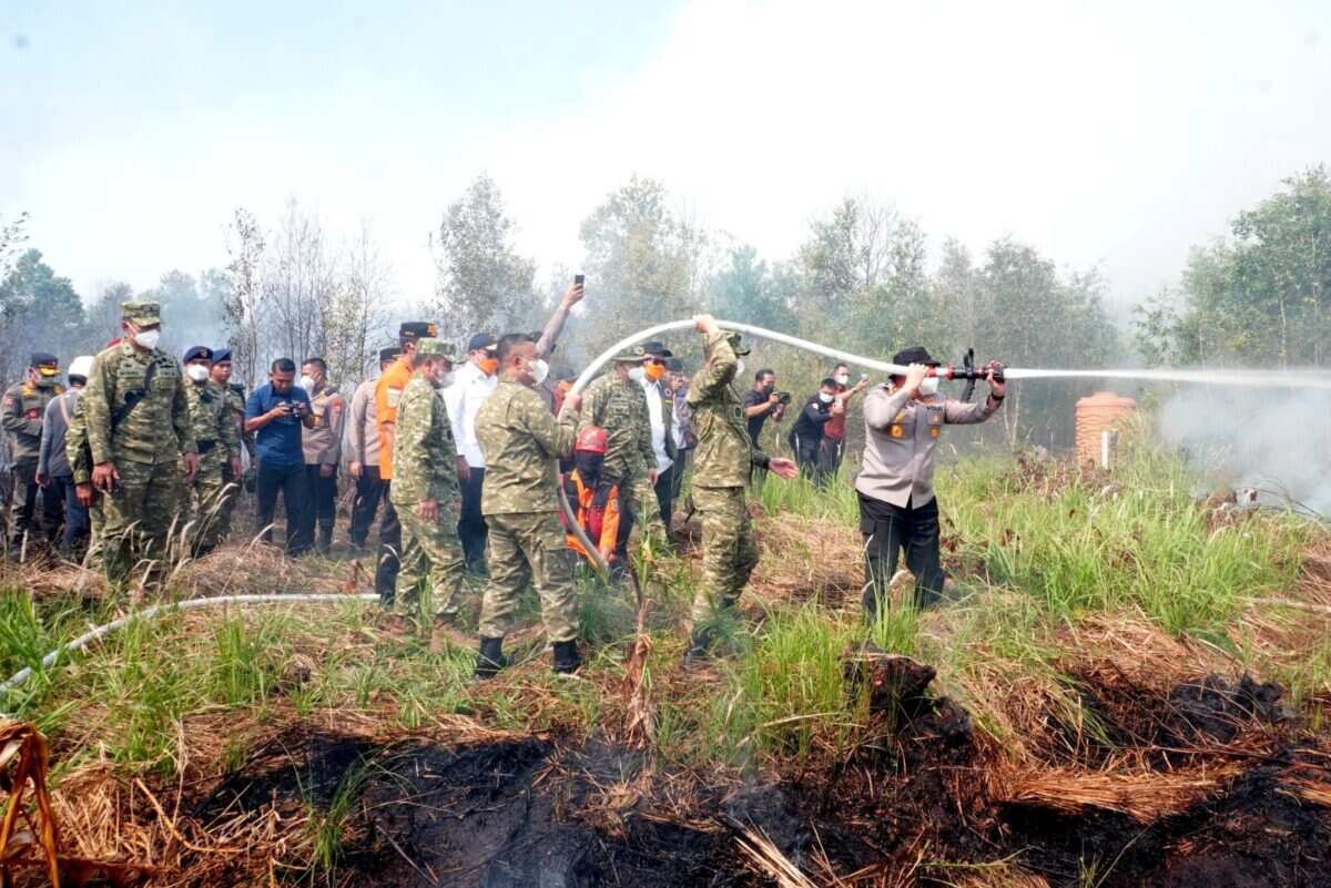 WhatsApp Image 2026-08-23 at 13.34.52 Komandan Lanud Sjamsudin Noor Pimpin Langsung Pemadaman Kebakaran Hutan dan Lahan di Kalimantan Selatan