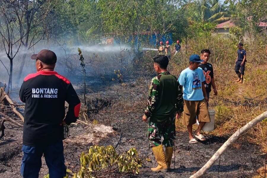 Gerak Cepat Babinsa Koramil 0908-01/Loktuan Bersama Damkar Padamkan Karhutla Di Kelurahan Bontang Lestari