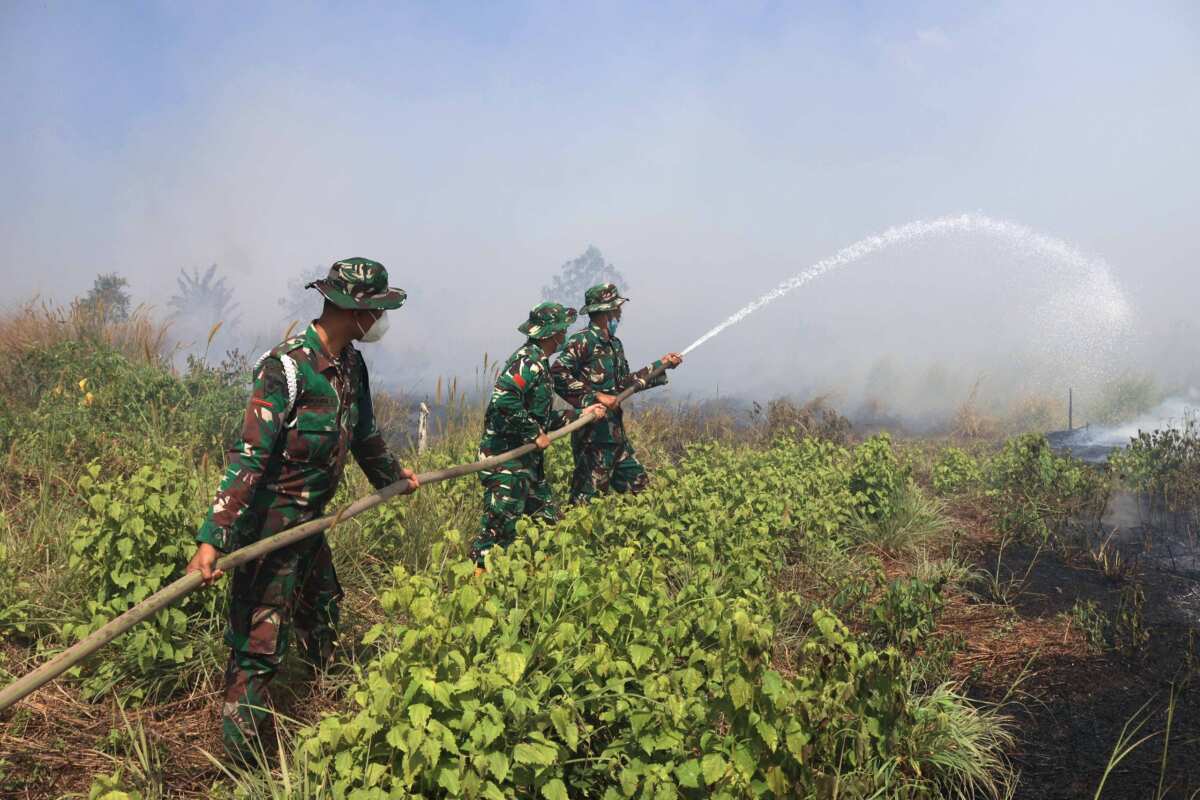Cegah Kebakaran Meluas, Tanpa Kenal Lelah Satgas Karhutla Lanud Sjamsudin Noor Pantang Menyerah Kendalikan dan Sekat Titik Api