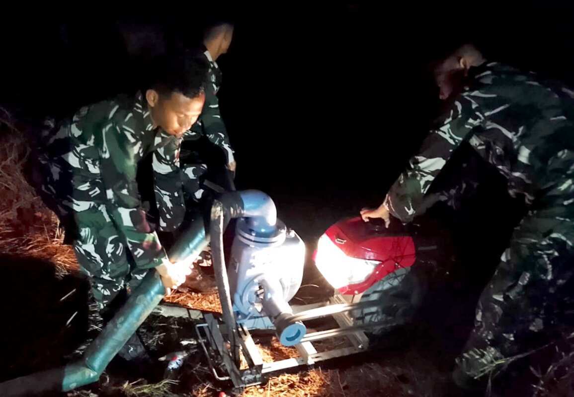 WhatsApp Image 2026-08-27 at 12.55.26 (1) Tembus Kegelapan Malam, Prajurit Lanud Sjamsudin Noor Tetap Sigap dan Semangat Jaga Pompa Bantuan Presiden RI Untuk Suplai Air Pembahasan Gambut