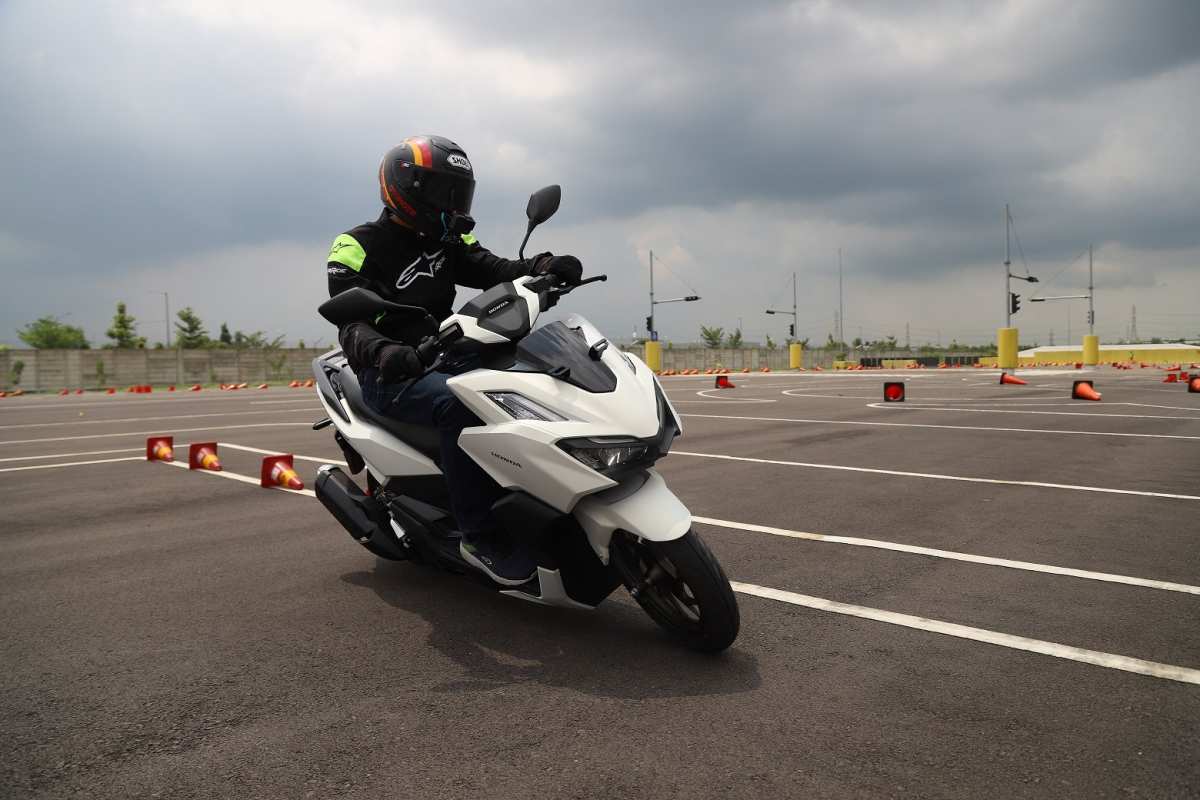 Motor Modern dengan Port Pengisian Daya USB Type-C