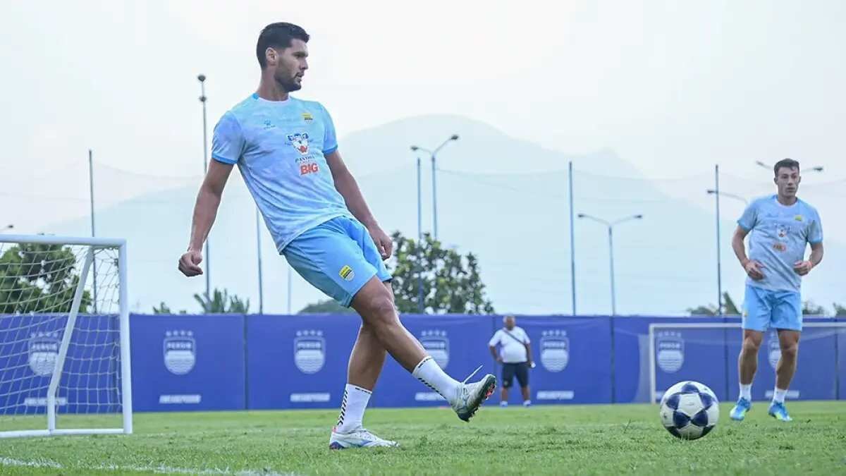 Persaingan Bek Asing di Lini Belakang Persib Bandung