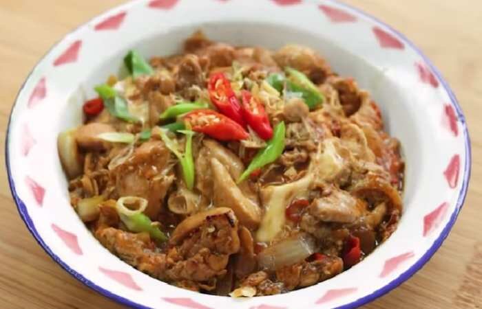Menyajikan Oyakodon dengan Sentuhan Lokal Menyajikan Oyakodon dengan Sentuhan Lokal