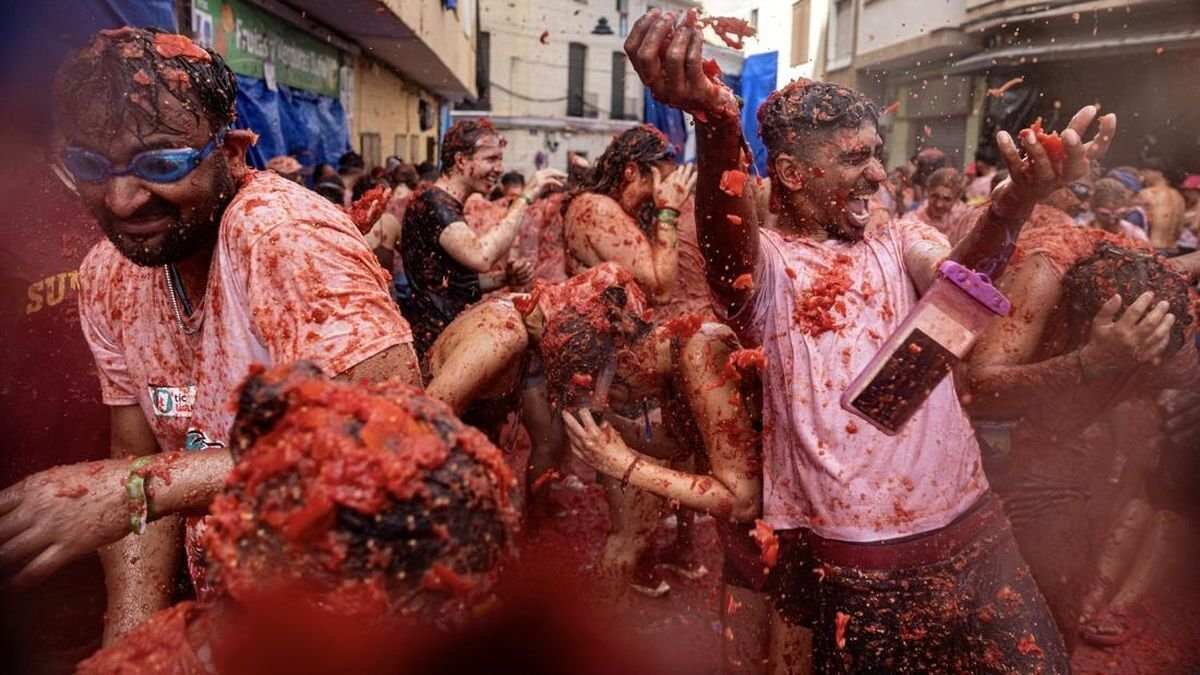 Kemeriahan Festival La Tomatina di Spanyol