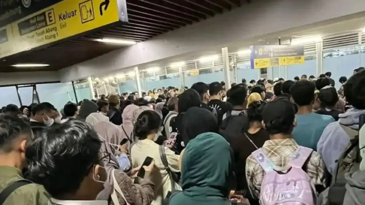 Gangguan Layanan KRL Akibat Kerumunan Warga Gangguan Layanan KRL Akibat Kerumunan Warga
