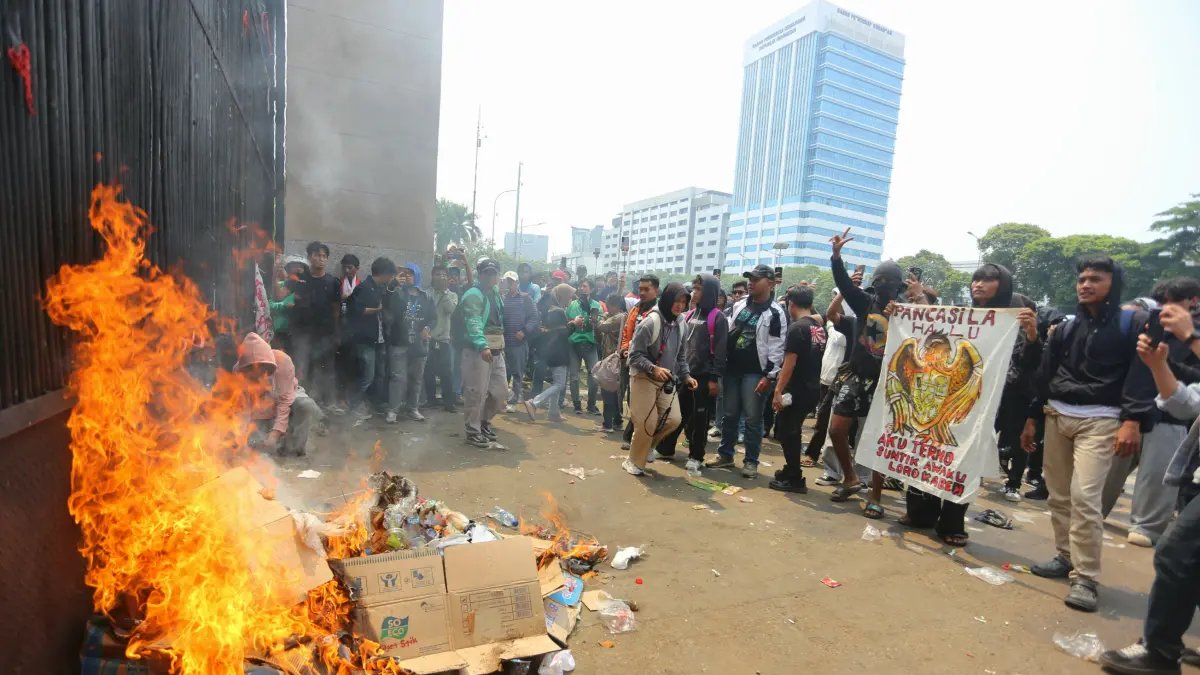 Mengakhiri Aksi Demo dengan Tertib di Sekitar DPR Jakarta Mengakhiri Aksi Demo dengan Tertib di Sekitar DPR Jakarta