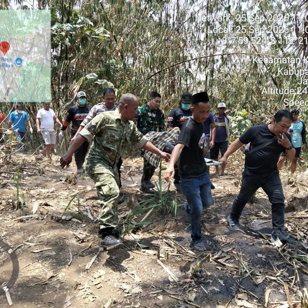 Babinsa Kesamben Bantu Padamkan Kebakaran Kebun Bambu Di Blitar Dan Evakuasi Korban