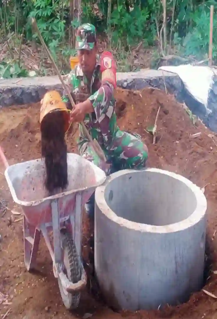 Wujud Kepedulian Lingkungan, Babinsa Sukosewu Dampingi Pemasangan Septic Tank Rumah Warga
