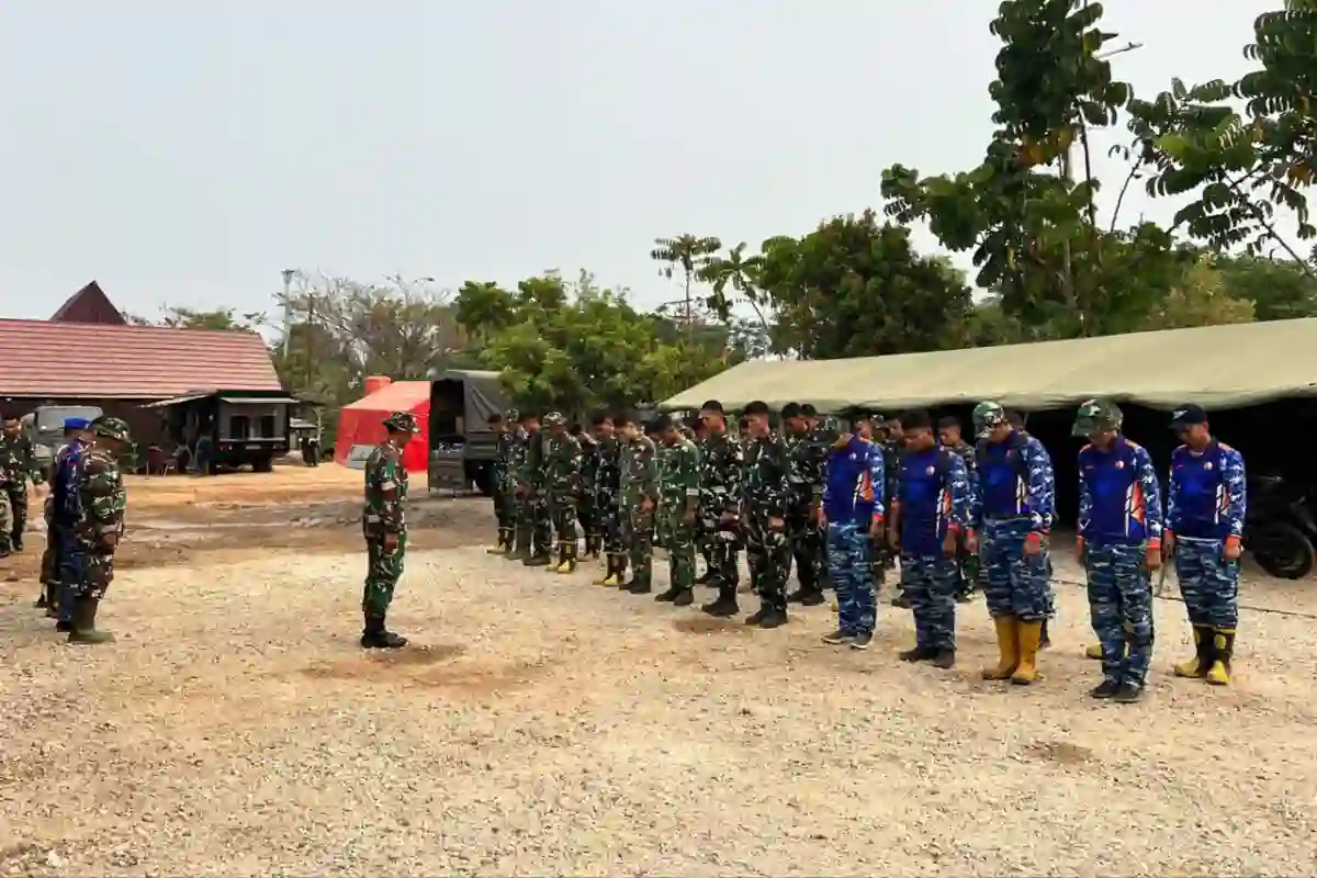 Asap Masih Mengepul, Satgas Darat Lanud Sjamsudin Noor Perkuat Pembasahan Lahan Gambut