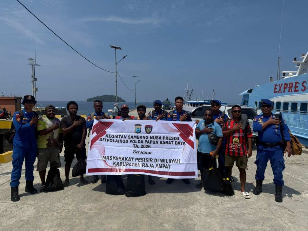 Ditpolairud Polda PBD Sambang Nusa Presisi di Pesisir Raja Ampat, Bagikan 56 Paket Sembako