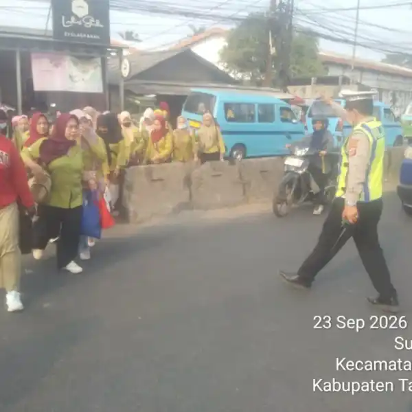 PECAK Sore Hari, Aiptu Sapudin Atur Lalu Lintas di Pertigaan Columbus