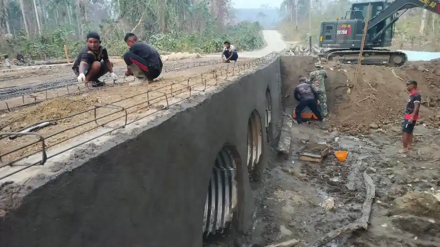 Jembatan Armco Terus Berproses, TNI dan Warga Bahu-Membahu Wujudkan Akses Baru