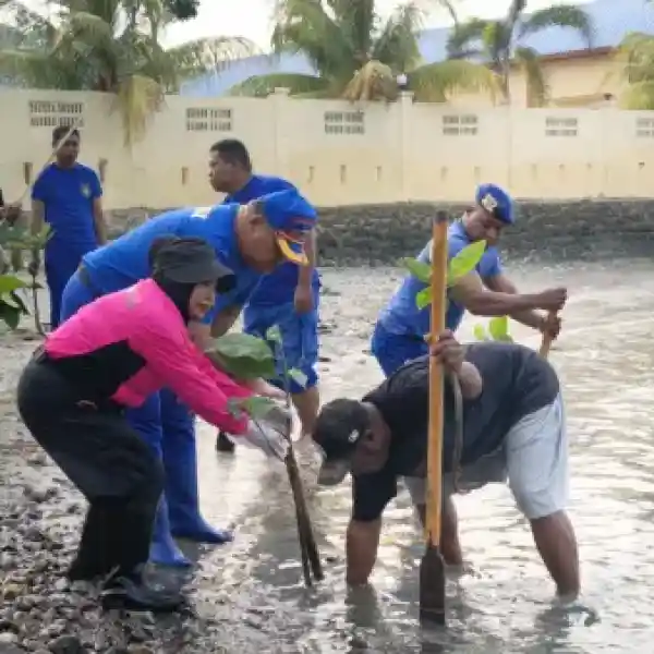 Ditpolairud Polda Papua Barat Daya Bersama Bhayangkari dan Masyarakat Pesisir Tanam Mangrove dan Bersihkan Pantai