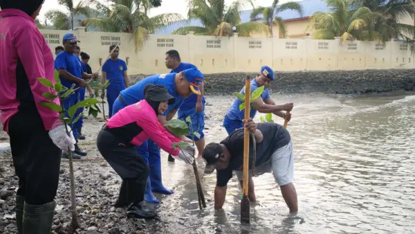 IMG-20260924-WA0039 Ditpolairud Polda Papua Barat Daya Bersama Bhayangkari dan Masyarakat Pesisir Tanam Mangrove dan Bersihkan Pantai