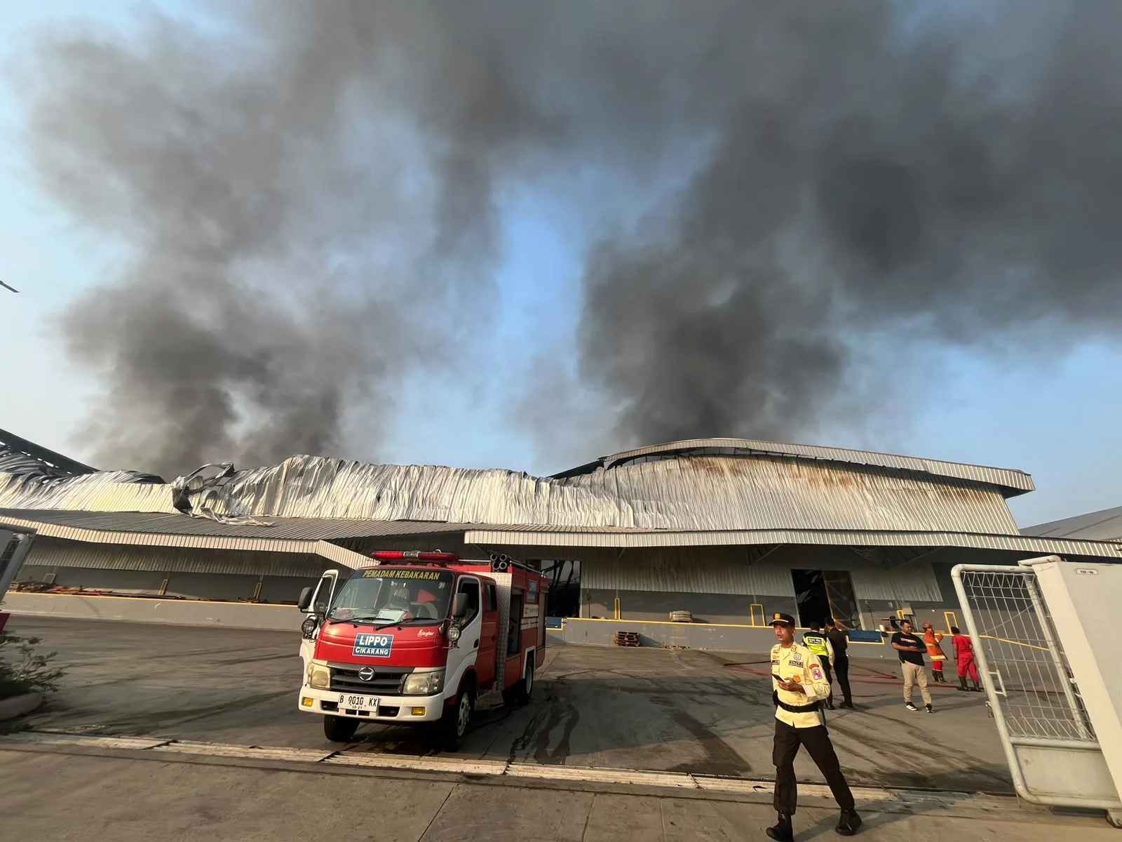 Gudang PT Emudah Fulfillment Terbakar di Cikarang Pusat, Petugas Kerahkan 8 Unit Damkar