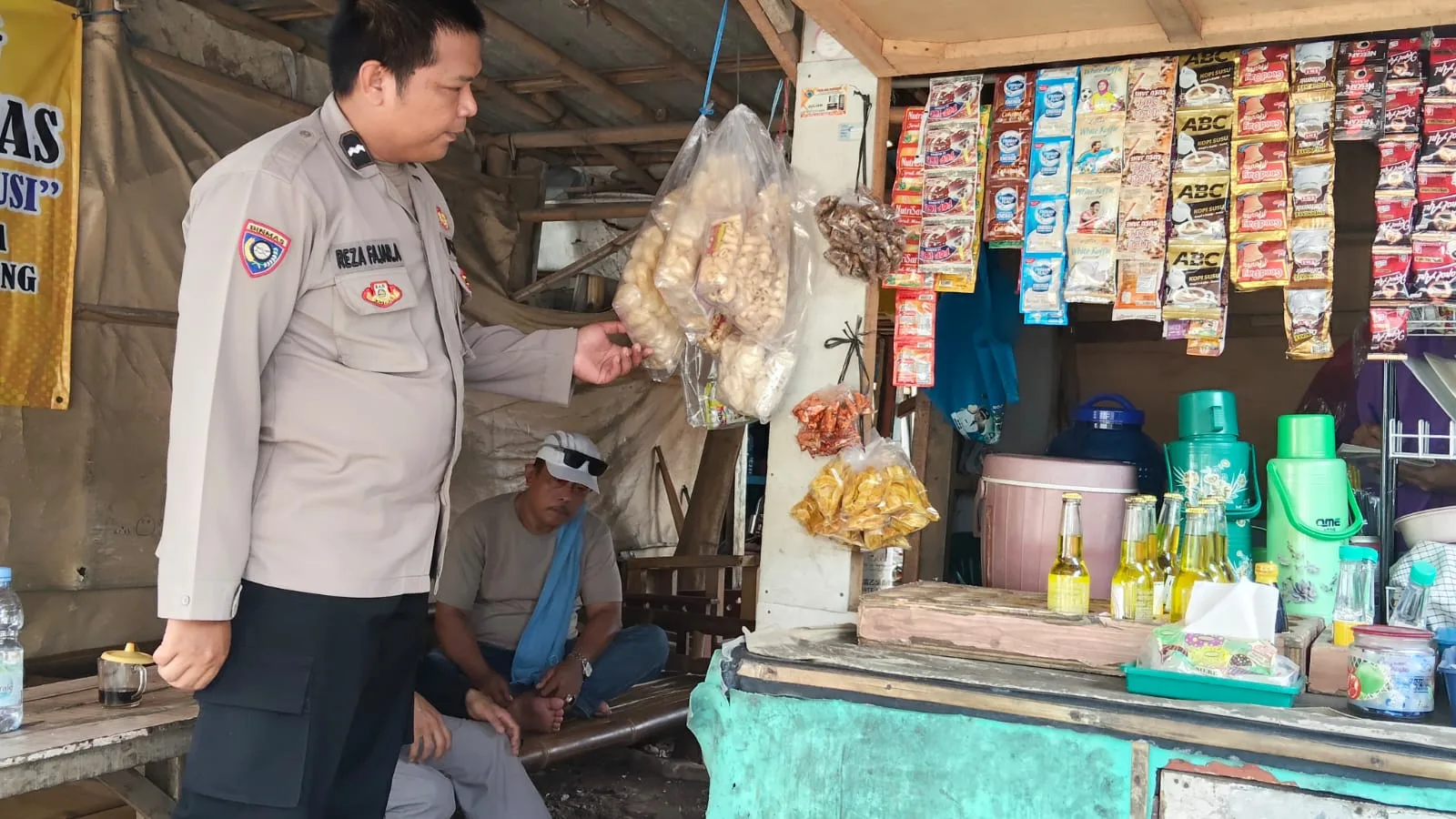 Warbin, Aipda Reza Fajar A Sambangi Warga Bojong Serap Aspirasi dan Informasi