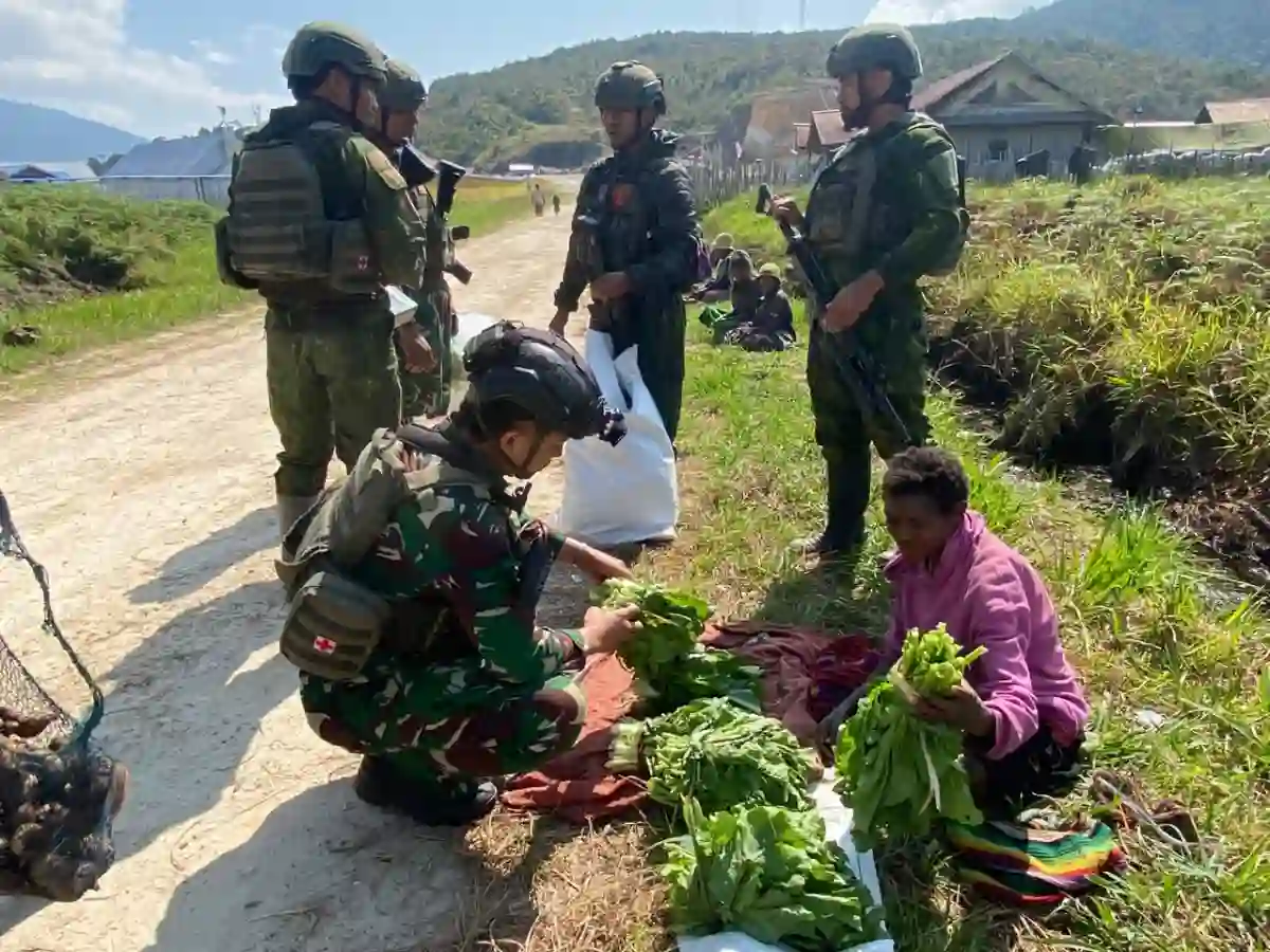 Membangun Kedekatan dengan Rakyat: Prajurit Marinir Dukung Ekonomi Mama Papua Pasarkan Hasil Kebun