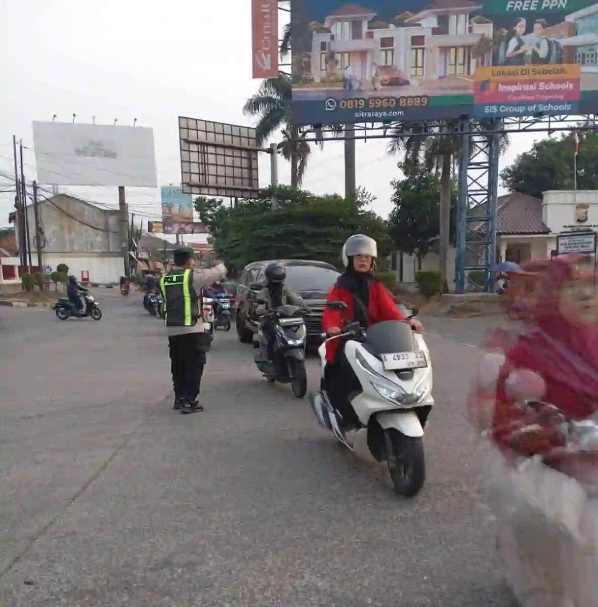 PECAK Sore, IPTU Rusandi Atur Lalu Lintas di Perempatan Cikupa Mas
