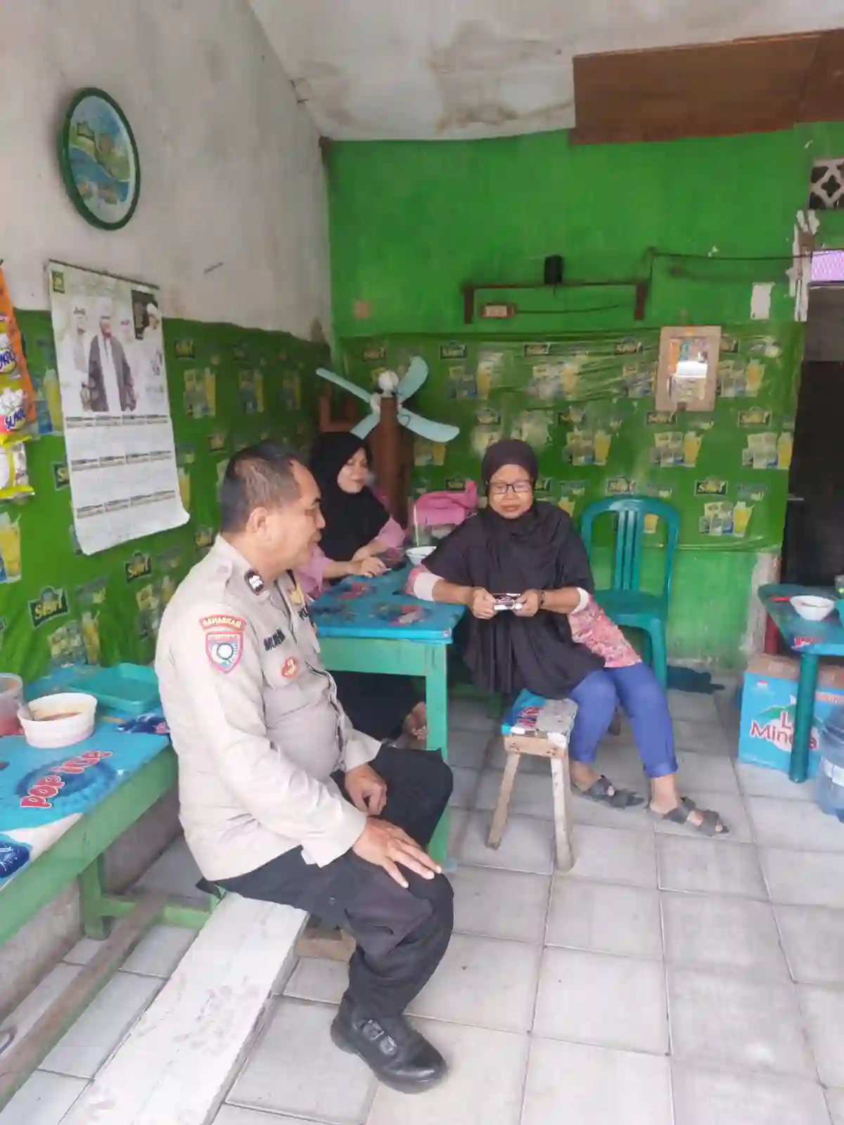 Sambang Warung Warga, Aiptu Mukhsodin Serap Aspirasi Masyarakat Sukadamai