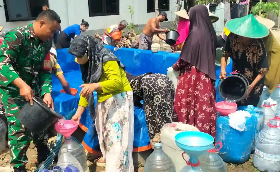 TNI AD Hadir Dekat Rakyat, Kodim Bojonegoro Pasok 200 Ribu Liter Air Bersih ke Desa Kekeringan