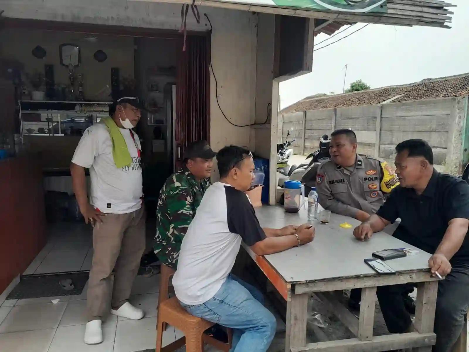 Warbin, Aipda Reza Fajar A Bersama Babinsa Sambangi Warga Bojong