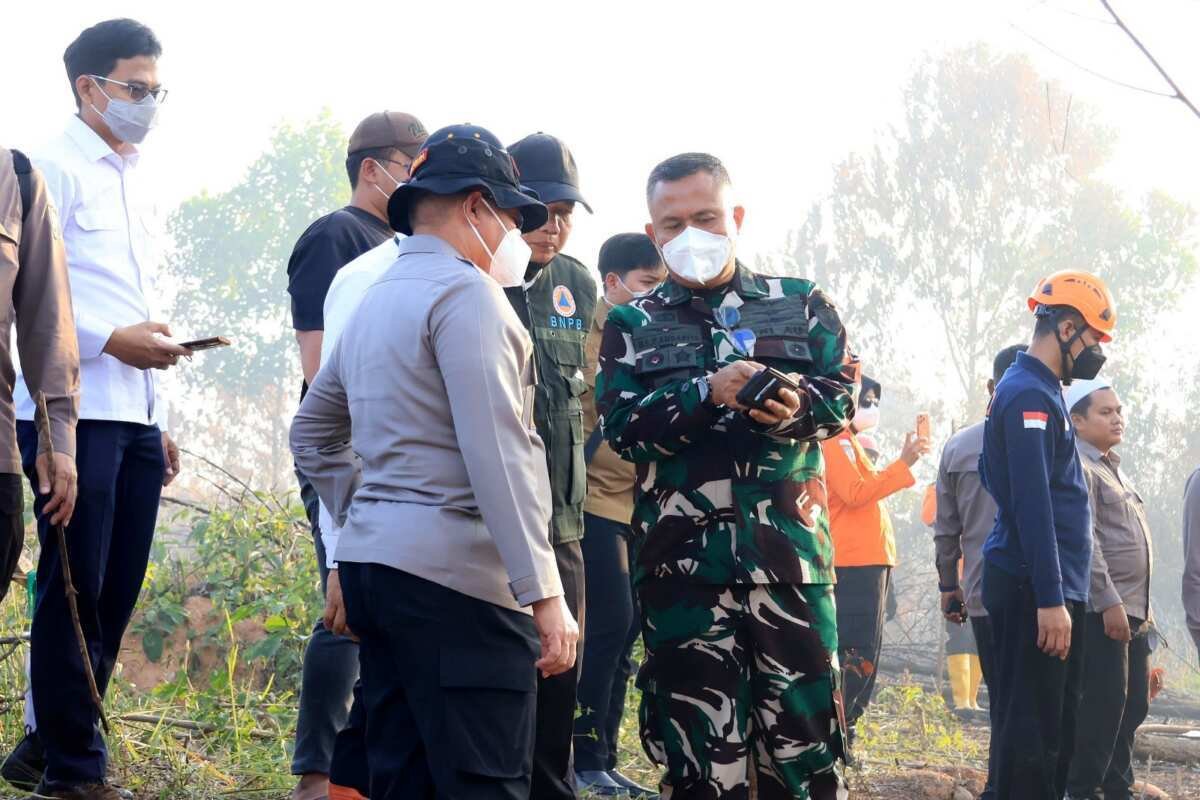 Pantau Langsung Perkembangan Karhutla, Komandan Lanud Sjamsudin Noor Bersama Forkopimda Kalsel Turun ke Lapangan Uji Fungsi Inovasi Injeksi Air
