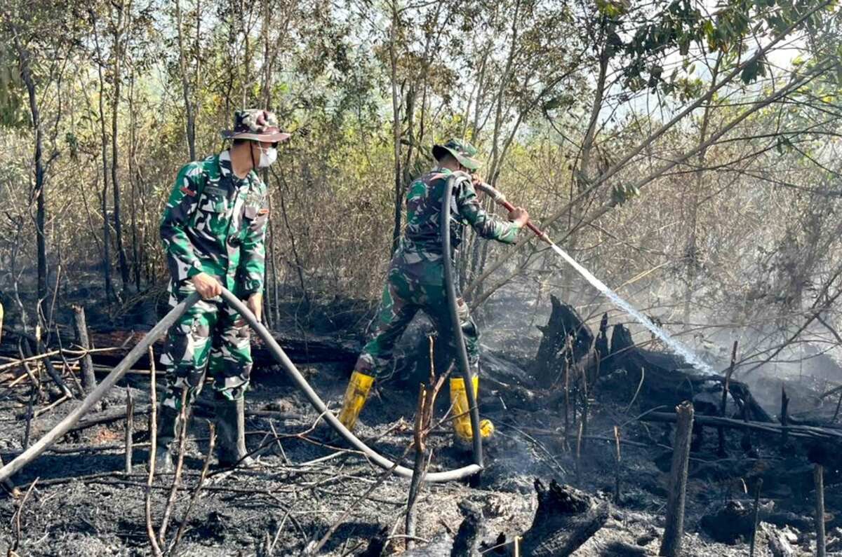 WhatsApp Image 2026-09-02 at 16.54.50 (1) Dikepung Asap dan Bara, Satgas Darat Lanud Sjamsudin Noor Tak Beri Celah Karhutla Meluas Dekati Permukiman Warga