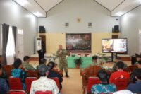 Pasis Sesko TNI Dikreg LVI Gencarkan Penyuluhan Pencegahan Karhutla di Kelurahan Kanaan