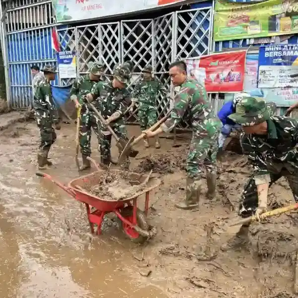 Gerak Cepat TNI Bantu Tangani Dampak Banjir Bandang di Kabupaten Solok Sumbar