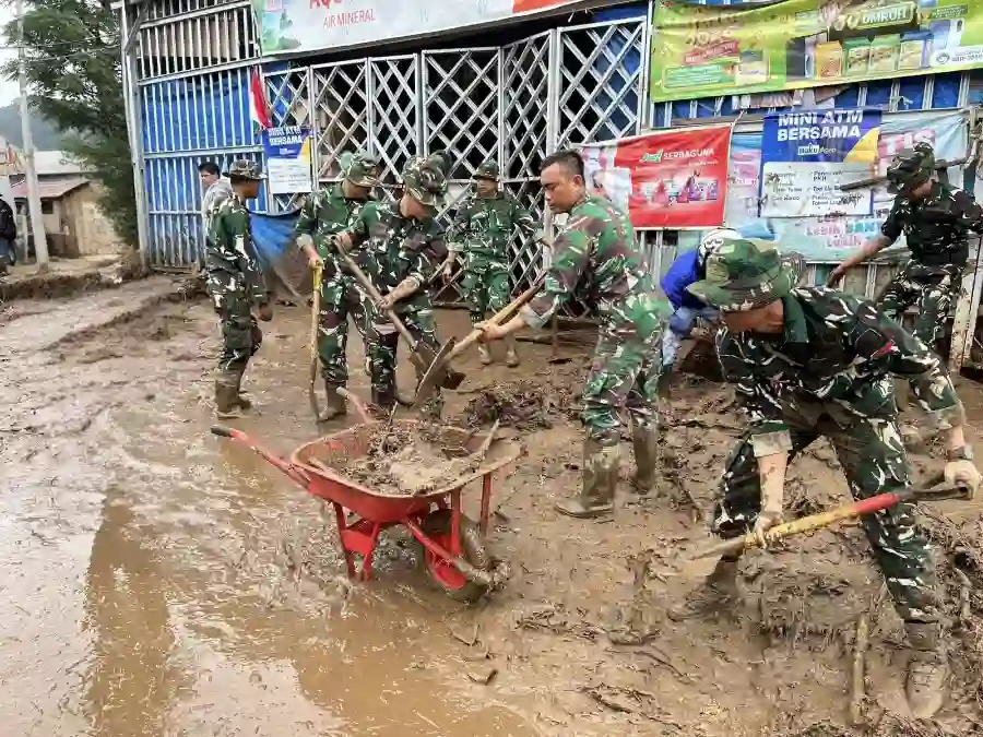 WhatsApp Image 2026-09-23 at 11.30.31 Gerak Cepat TNI Bantu Tangani Dampak Banjir Bandang di Kabupaten Solok Sumbar