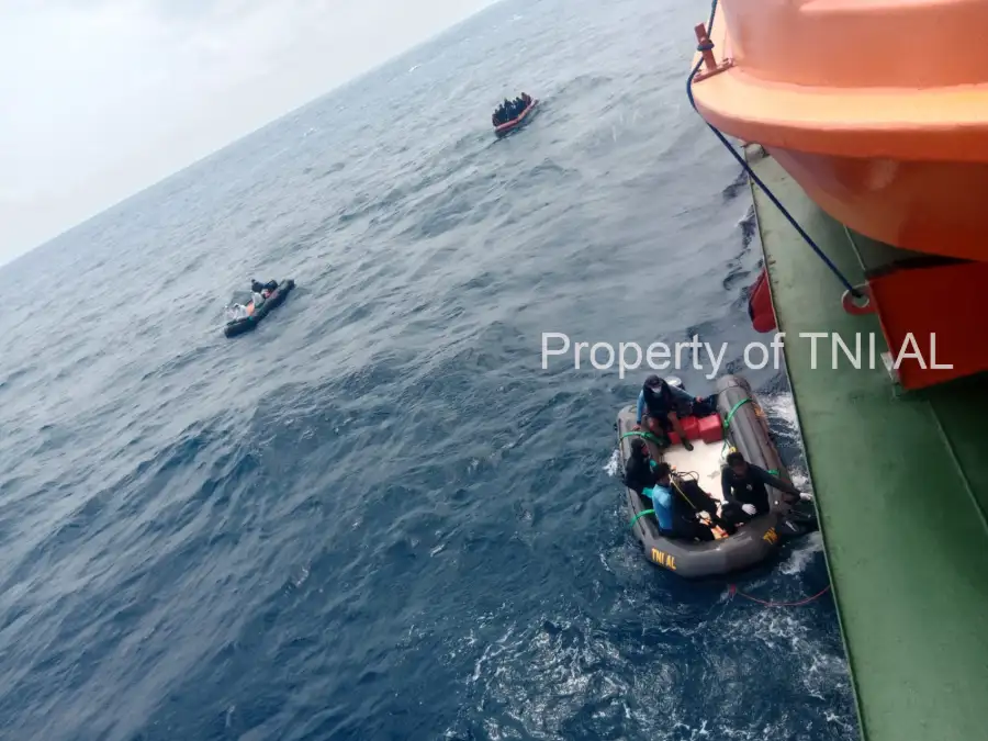 Tim Penyelam TNI AL Temukan 15 Jenazah Korban KM Virgo Transport 8