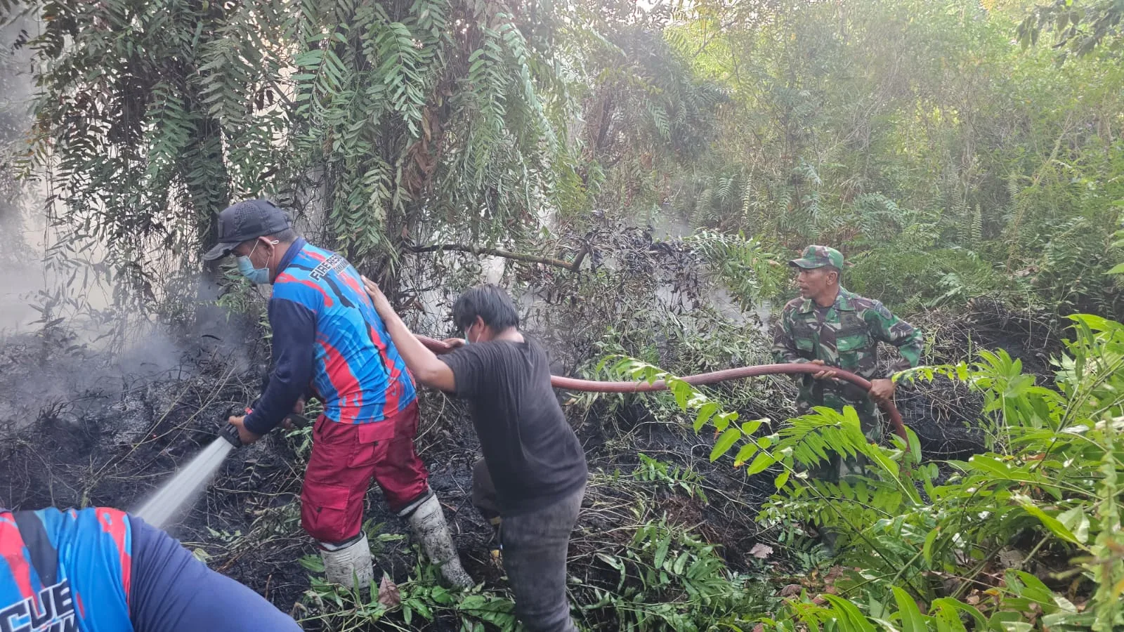 WhatsApp Image 2026-09-24 at 21.59.45 Gerak Cepat, Babinsa dan Tim Gabungan Jinakkan Karhutla di Desa Tanjung Limau