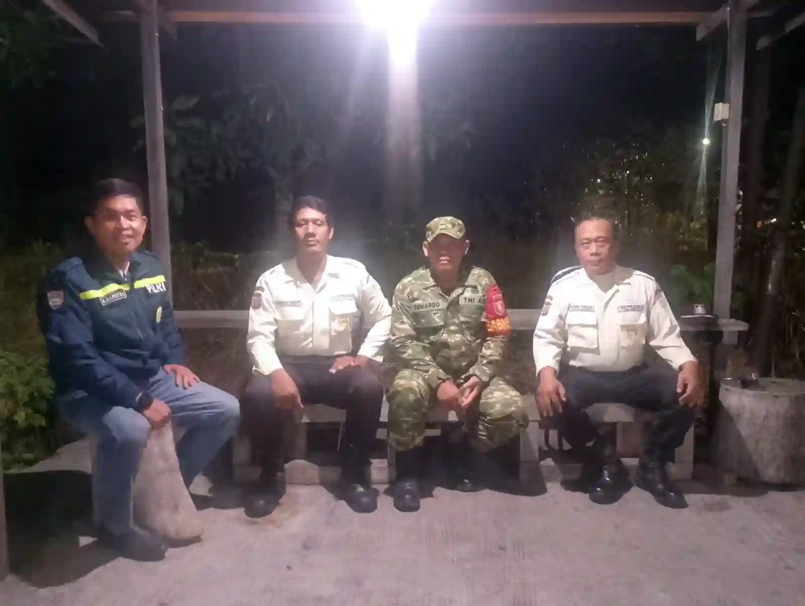 Patroli Dini Hari, Babinsa Kelurahan Gunung Elai Perkuat Keamanan Lingkungan