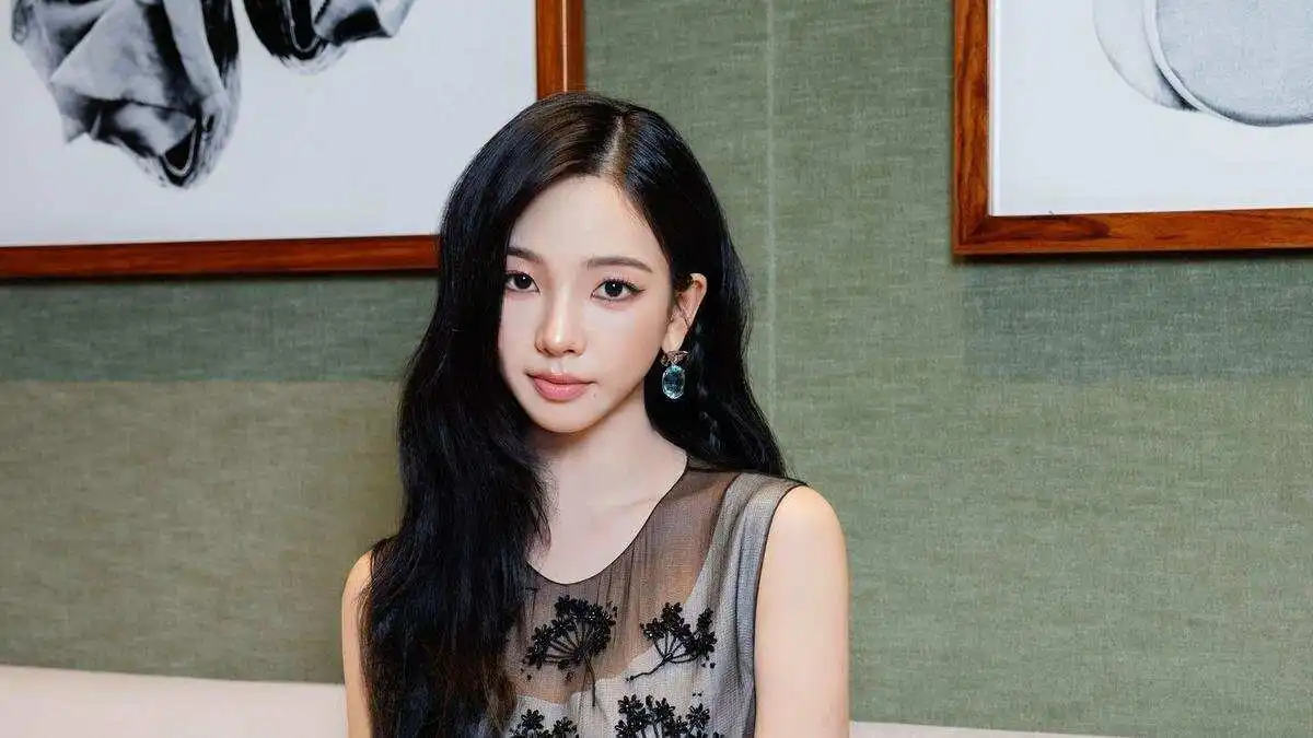 Dua Penampilan Berbeda Karina Aespa: Memperlihatkan Versatilitas Gaya Dua Penampilan Berbeda Karina Aespa: Memperlihatkan Versatilitas Gaya