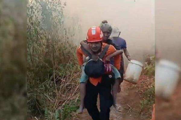 Pengalaman Heroik Tim SAR dalam Evakuasi Nenek 80 Tahun di Mamasa Pengalaman Heroik Tim SAR dalam Evakuasi Nenek 80 Tahun di Mamasa