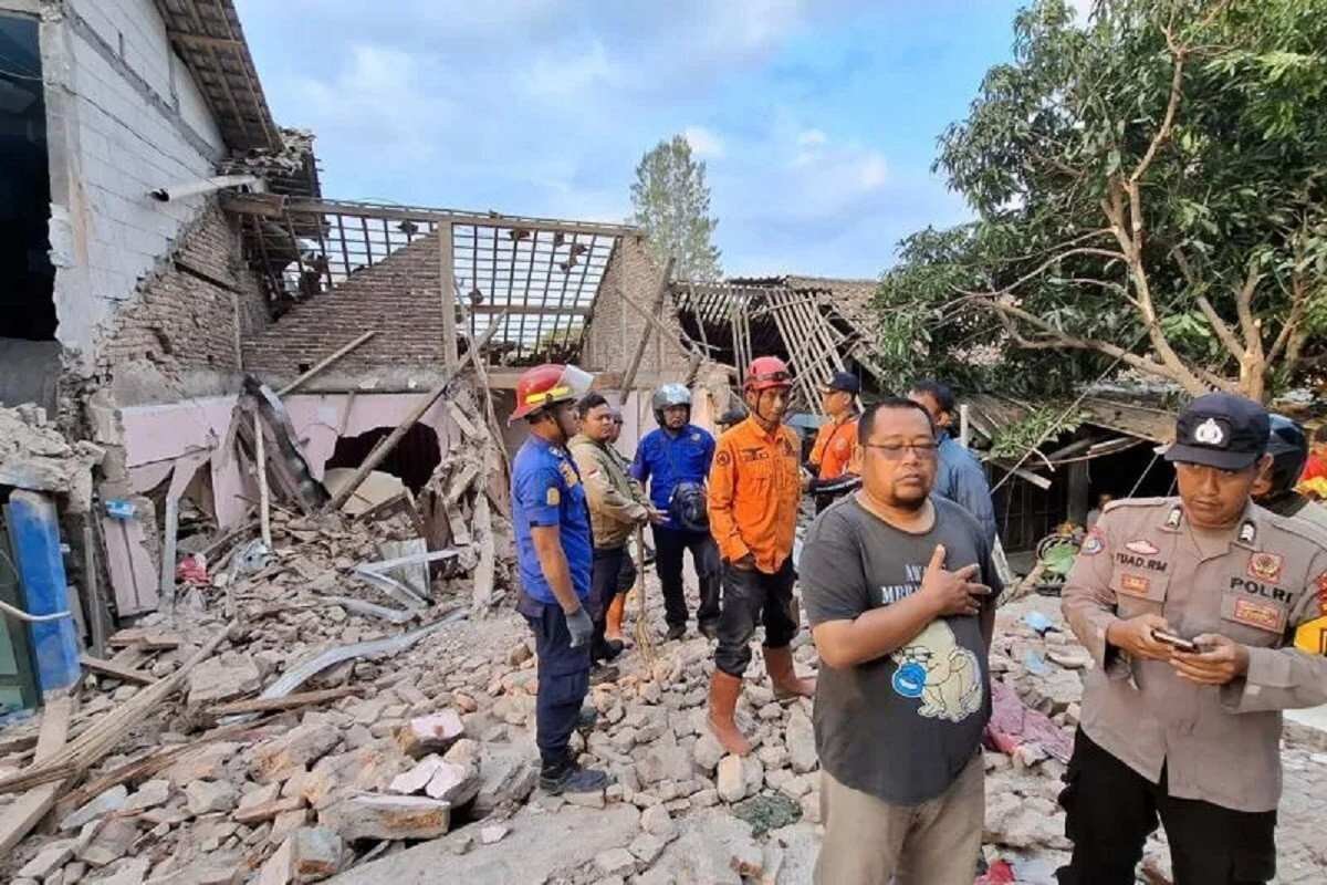 Tragedi Robohnya GOR Bulu Tangkis di Brebes Tragedi Robohnya GOR Bulu Tangkis di Brebes